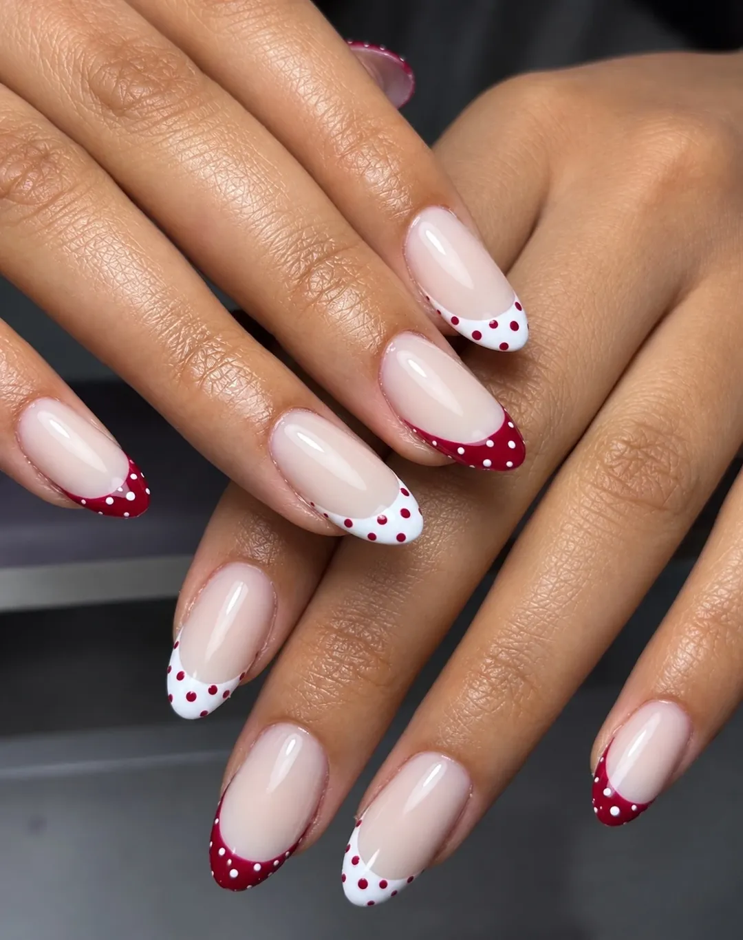 French manucure rouge à pois blancs sur ongles amande