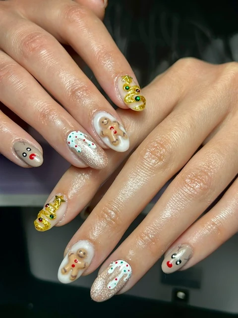 Ongles de Noël : bonshommes en pain d'épices, rennes, sapin doré en relief et vermicelles