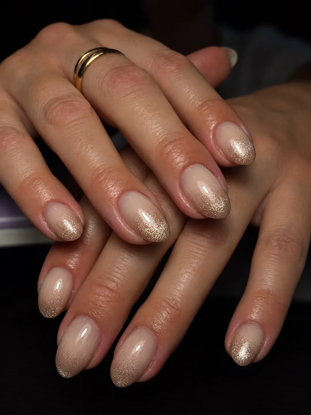 Ongles amande au dégradé cat eye doré