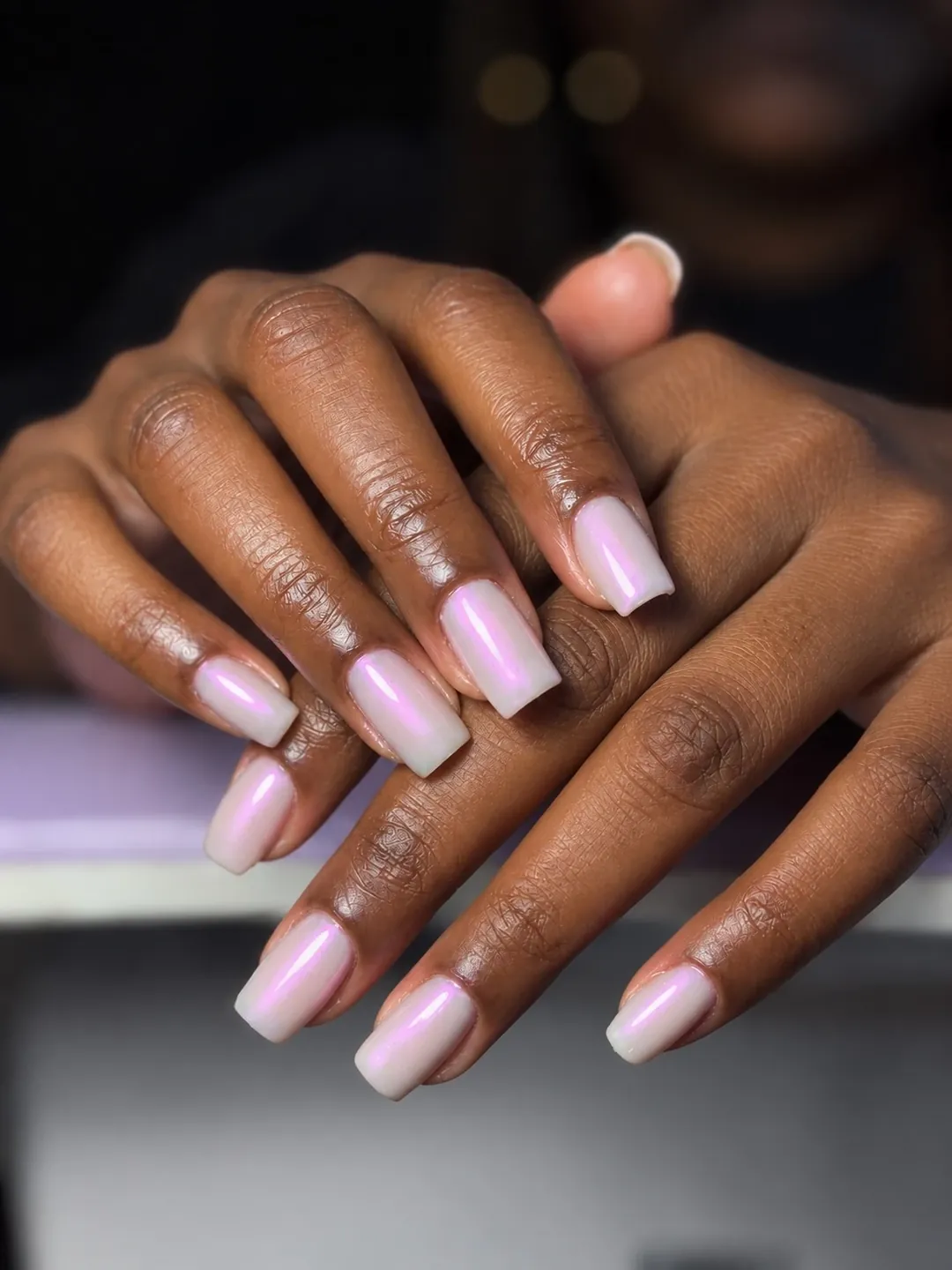 Ongles carrés longs rose nacré effet chrome
