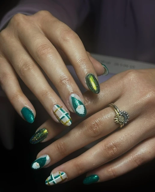 Ongles vert émeraude avec motifs tartan, paillettes et effet cat eye