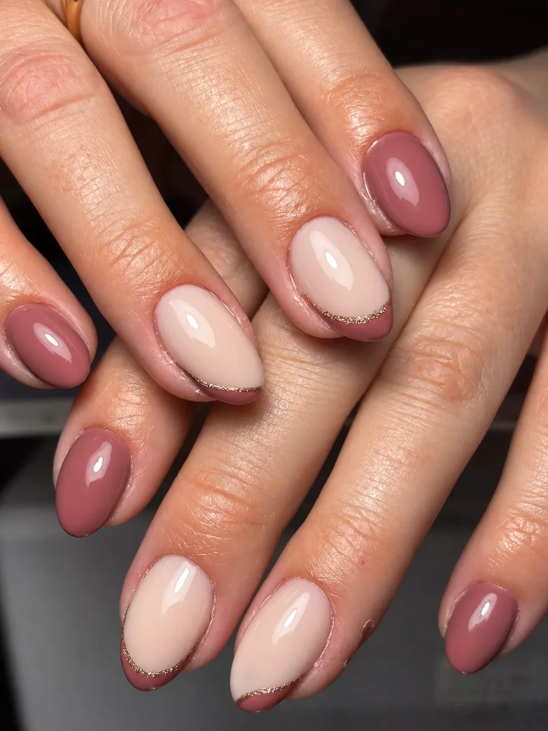 Ongles amande nude et vieux rose en alternance